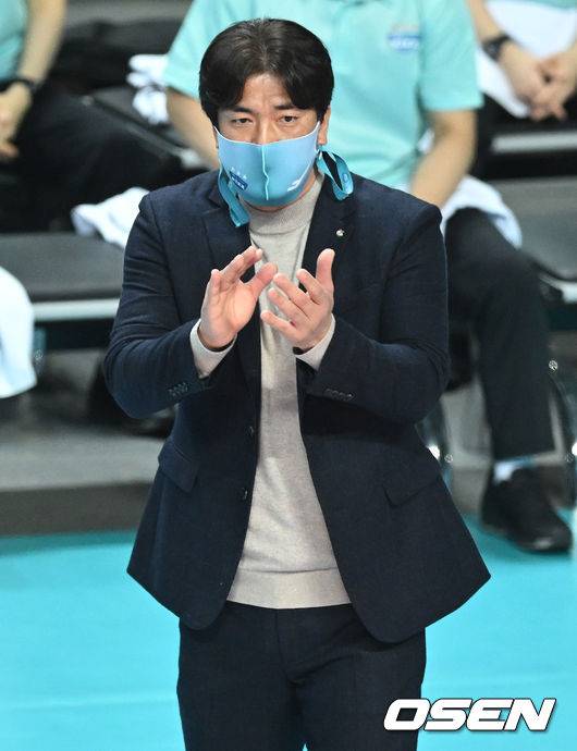 [OSEN=장충, 김성락 기자] GS 차상현 감독이 득점에 기뻐하고 있다. 2022.01.09 /ksl0919@osen.co.kr