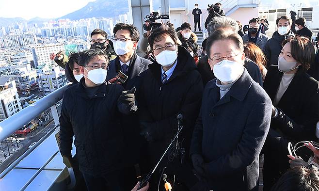 더불어민주당 이재명 대선후보가 13일 서울 노원구 한 건물 옥상에서 부동산 정책발표 전 주변 노후 아파트 단지 등을 살펴보고 있다. 연합뉴스