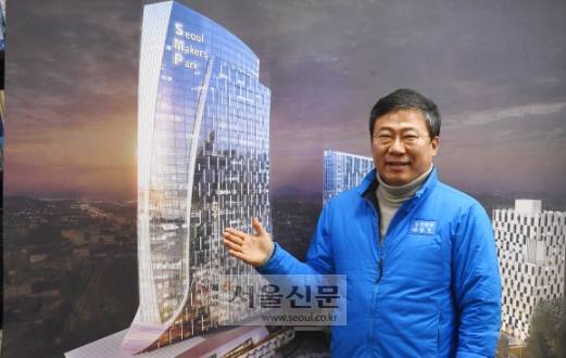 서양호 중구청장이 지난 10일 집무실에서 행정복합청사와 서울메이커스파크 조감도를 가리키며 사업에 대해 설명하고 있다. 안주영 전문기자