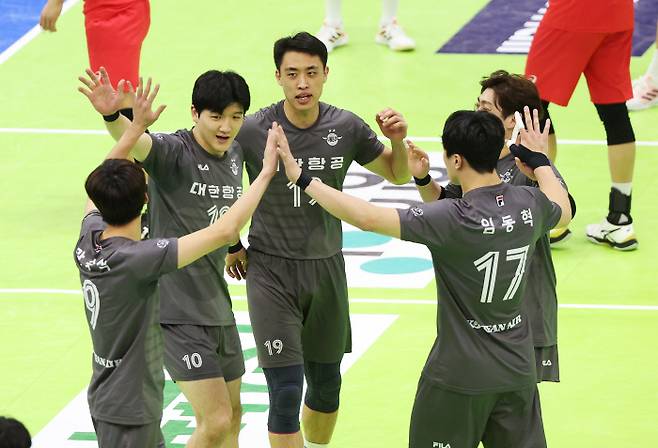대한항공 선수들이 13일 수원실내체육관에서 열린 2021~2022 프로배구 V리그 남자부 한국전력과의 원정경기에서 득점에 성공한 뒤 기뻐하고 있다. 연합뉴스