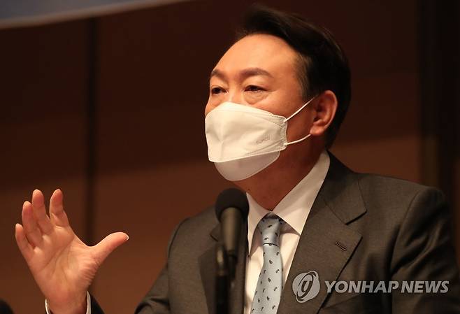 질문에 답하는 윤석열 (서울=연합뉴스) 국민의힘 윤석열 대선 후보가 13일 오전 서울 중구 한국프레스센터에서 열린 한국행정학회·한국정책학회 주최 대통령선거 후보자초청 대토론회에서 패널들의 질문에 답하고 있다. 2022.1.13 [국회사진기자단] uwg806@yna.co.kr