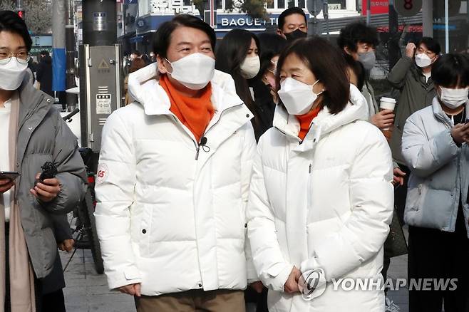 안철수 대선후보와 배우자 김미경 서울대 교수 [연합뉴스 자료사진]