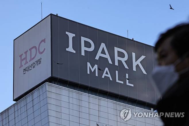 HDC 현대산업개발, 또다시 붕괴사고 (서울=연합뉴스) 임화영 기자 = 광주의 주상복합아파트 신축 공사 현장에서 외벽이 무너지는 사고가 지난 11일 발생했다.
    현재까지 작업자 3명이 구조됐으며 6명은 연락이 두절된 상태다.
    이 현장의 시공사는 지난해 6월 재개발 철거 작업 중 건물 붕괴 참사가 일어난 학동4구역 시공사인 HDC 현대산업개발로, 국회가 '학동 참사' 방지를 위한 건축물관리법 개정안을 가결한 당일 또다시 사고가 났다. 
    사진은 12일 서울 용산구 HDC 현대산업개발. 2022.1.12 hwayoung7@yna.co.kr