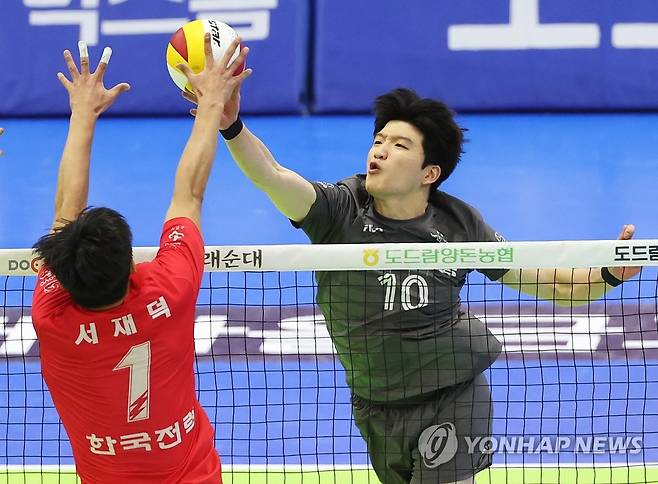 정지석 '넘긴다' (수원=연합뉴스) 홍기원 기자 = 13일 경기도 수원실내체육관에서 열린 프로배구 V리그 남자부 한국전력 빅스톰과 대한항공 점보스의 경기. 대한항공 정지석이 공격을 하고 있다. 2022.1.13 xanadu@yna.co.kr