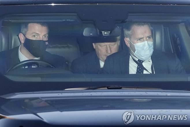 하원서 봉쇄 중 파티 사과하고 떠나는 보리스 존슨 영국 총리  [AP=연합뉴스 자료사진. 재판매 및 DB 금지]