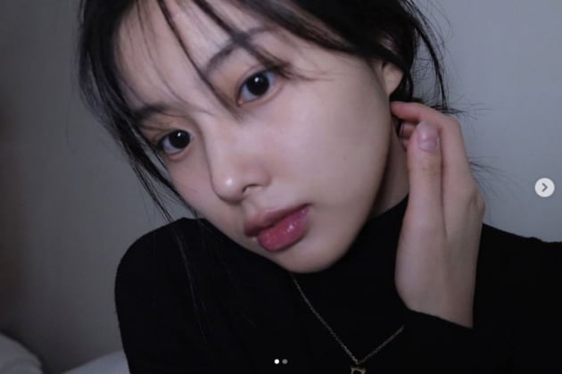 Kang Hye-won, a former member of the group IZ*ONE, reported on his recent situation.Kang Hye-won posted a picture on his instagram on the 13th without any comment.In the open photo, Kang Hye-won wears a neck pole and matches a necklace to show a sophisticated look.On the other hand, Kang Hye Won appeared on Discovery Channel Korea We Are Family and married AB6IX member Lee Dae-hui.Photo: Kang Hye-won SNS