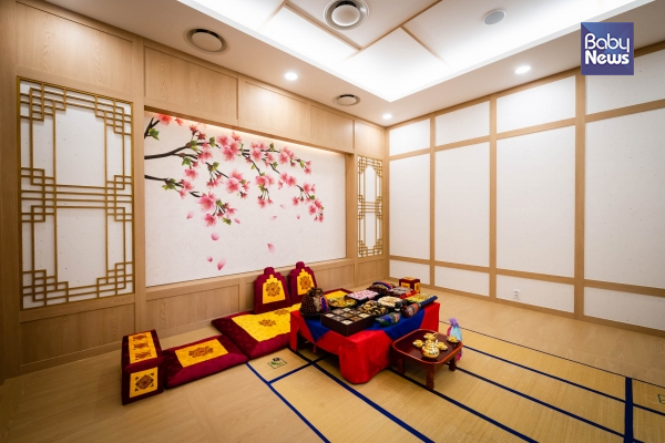 공덕역 이룸웨딩컨벤션 폐백실은&nbsp;친지와 가족들이 혼인을 서약한 두 사람을 마음껏 축하할 수 있도록 아담하고 집중도 높은 구조로 구성했다. ⓒ베이비뉴스