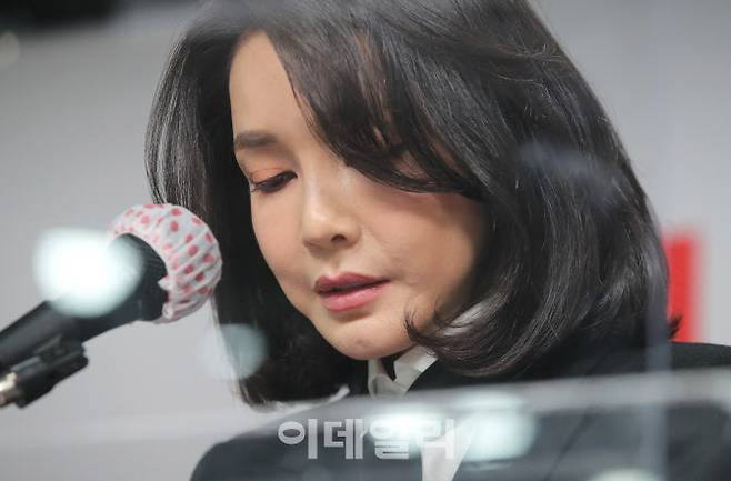 윤석열 국민의힘 대선 후보 부인 김건희 코바나컨텐츠 대표가 지난해 26일 오후 서울 여의도 당사에서 자신의 허위 이력 의혹과 관련해 입장문을 발표하고 있다. (사진=방인권 기자)