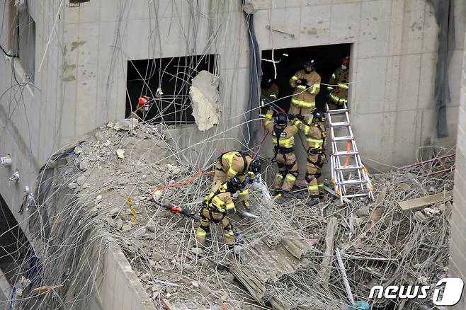 소방당국이 13일 오후 광주 서구 화정동 '현대산업개발 아파트 신축공사 붕괴사고' 현장에서 실종자 수색을 하고 있다. 지난 11일 오후 3시46분쯤 신축 공사 중이던 해당 아파트에서 붕괴사고가 발생해 6명이 실종됐다. 2022.1.13/뉴스1 © News1 정다움 기자