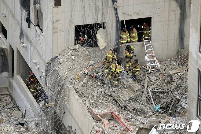 소방당국이 13일 오후 광주 서구 화정동 '현대산업개발 아파트 신축공사 붕괴사고' 현장에서 실종자 수색을 하고 있다. 지난 11일 오후 3시46분쯤 신축 공사 중이던 해당 아파트에서 붕괴사고가 발생해 6명이 실종됐다. 2022.1.13/뉴스1 © News1 정다움 기자