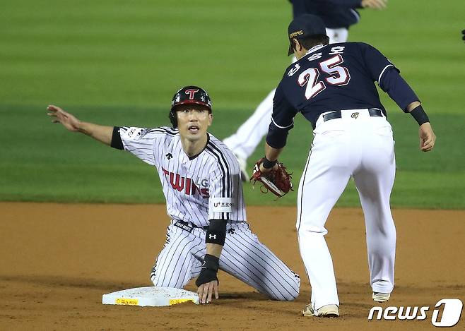 '2021 신한은행 SOL KBO 포스트시즌‘ 준플레이오프 1차전 때 2루 도루에 성공한 서건창. 2021.11.4/뉴스1 © News1 임세영 기자