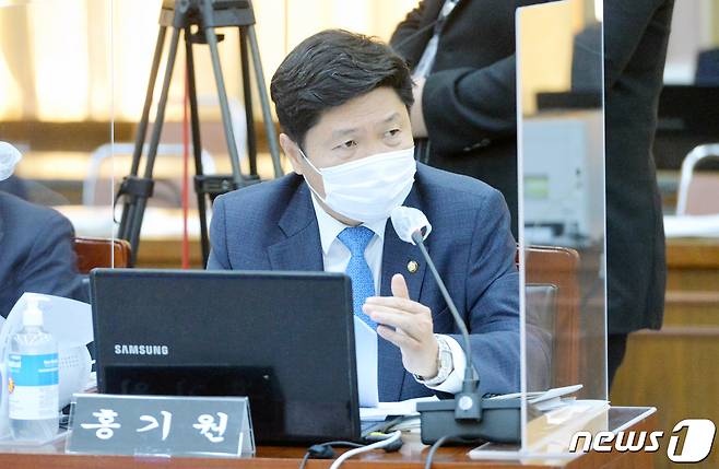홍기원 더불어민주당 의원이 20일 경기도 수원시 팔달구 경기도청에서 열린 국회 국토교통위원회의 경기도에 대한 국정감사에서 질의하고 있다. 2020.10.20/뉴스1 © News1 사진공동취재단