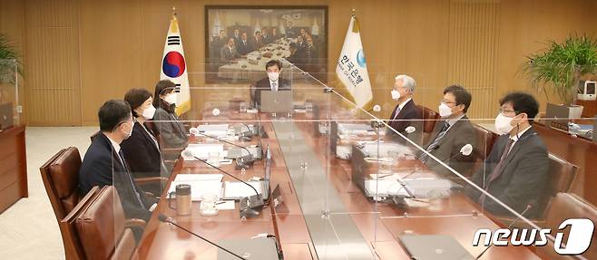 이주열 한국은행 총재(가운데)가 14일 오전 서울 중구 한국은행에서 열린 금융통화위원회 본회의를 주재하고 있다. (한국은행 제공) 2022.1.14/뉴스1