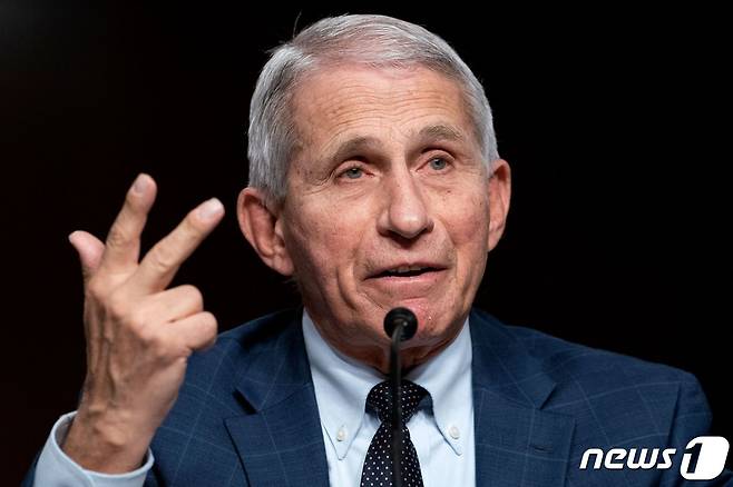 앤서니 파우치 미국 국립 알레르기 전염병연구소 소장이 11일(현지시간) 워싱턴 의사당의 상원 보건·교육·노동 연금위원회 청문회에 출석해 오미크론 변이에 관한 대책을 설명하고 있다. © AFP=뉴스1 © News1 우동명 기자