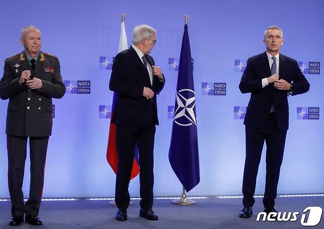 옌스 스톨텐베르그 나토 사무총장과 알렉산드르 포민 러시아 국방차관, 알렉산드르 그루슈코 러시아 외무차관이 12일(현지시간) 벨기에 브뤼셀의 나토 본부에서 열린 나토·러시아위원회 회의에 앞서 포즈를 취하고 있다. © AFP=뉴스1 © News1 우동명 기자