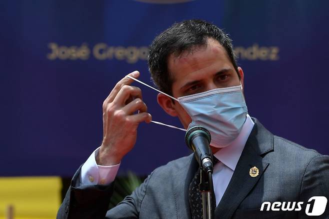 베네수엘라 야권 지도자 후안 과이도가 푸른색 의료용 마스크를 착용하고 있다. © AFP=뉴스1