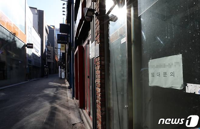 14일 오후 한산한 모습의 서울 명동거리 모습. 2022.1.14/뉴스1 © News1 박세연 기자