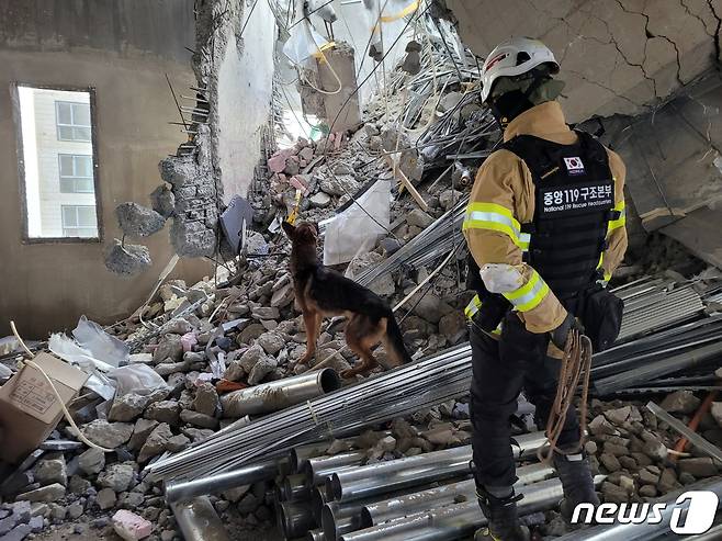 14일 오후 광주 서구 화정동 '현대산업개발 아파트 신축공사 붕괴사고' 현장에서 소방당국이 인명구조견과 함께 실종자 수색을 하고 있다. 지난 11일 오후 3시46분쯤 해당 아파트 공사현장에서 붕괴 사고가 발생해 6명이 실종됐다.(소방청 제공) 2022.1.14/뉴스1 © News1 정다움 기자