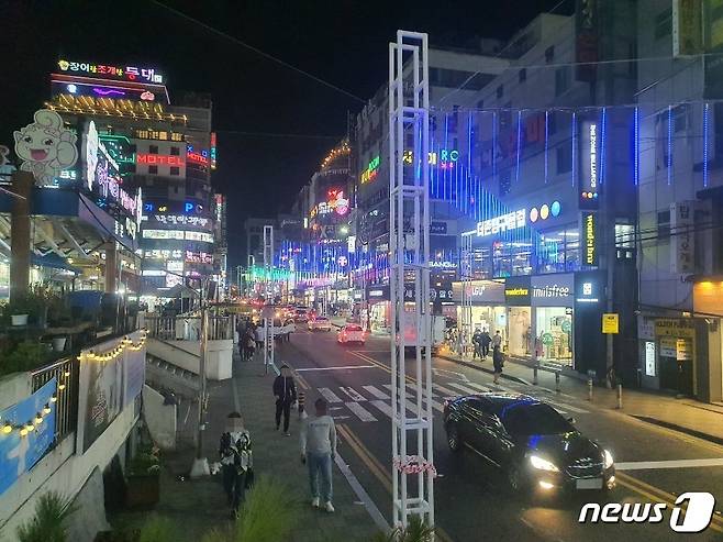 경남 창원에서 유흥업소를 매개로 한 코로나19 신규 집단감염이 발생하고 있다. 사진은  창원시 성산구 상남동 거리 모습© 뉴스1