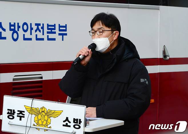 14일 오후 광주 서구 화정동 '현대산업개발 아파트 신축공사 붕괴사고' 현장에서 민성우 HDC현대산업개발 안전경영실장이 브리핑을 하고 있다. 지난 11일 오후 3시46분쯤 해당 아파트 공사현장에서 붕괴 사고가 발생해 6명이 실종됐다. 2022.1.14/뉴스1 © News1 정다움 기자