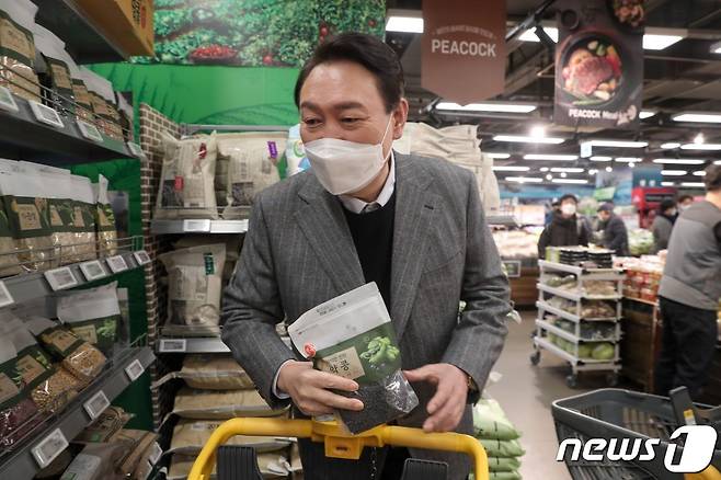 윤석열 국민의힘 대선 후보가 8일 서울 동작구 이마트 이수점에서 장을 보고 있다. (국민의힘 선대본 제공) 2022.1.8/뉴스1 © News1 구윤성 기자