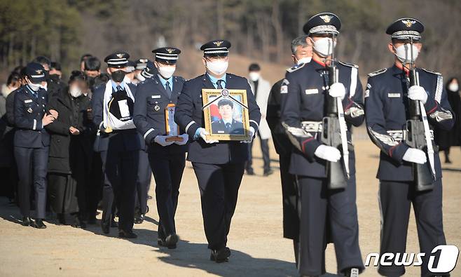 공군 KF-5E 전투기 추락사고로 순직한 고(故) 심정민 소령(29·공사 64기·추서 계급)의 안장식이 14일 국립대전현충원에서 엄수되고 있다. 2022.1.14/뉴스1 © News1 김기태 기자