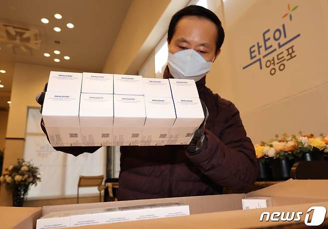 14일 오전 서울의 한 생활치료센터에 코로나19 먹는 치료제 팍스로비드가 도착해 관계자들이 수량 확인 등을 하고 있다. 2022.1.14/뉴스1 © News1 민경석 기자