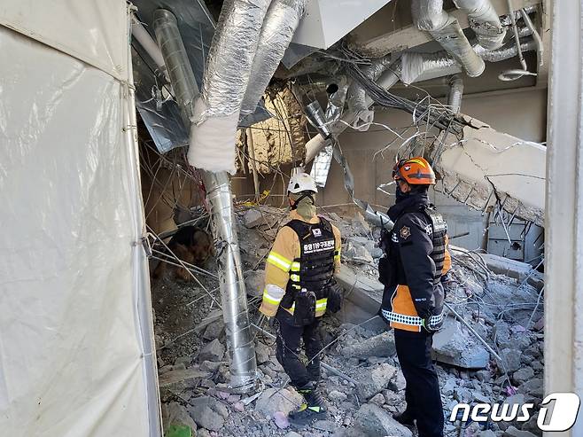 14일 오후 광주 서구 화정동 '현대산업개발 아파트 신축공사 붕괴사고' 현장에서 소방당국이 실종자 수색을 하고 있다. 지난 11일 오후 3시46분쯤 해당 아파트 공사현장에서 붕괴 사고가 발생해 6명이 실종됐다.(소방청 제공) 2022.1.14/뉴스1 © News1 정다움 기자