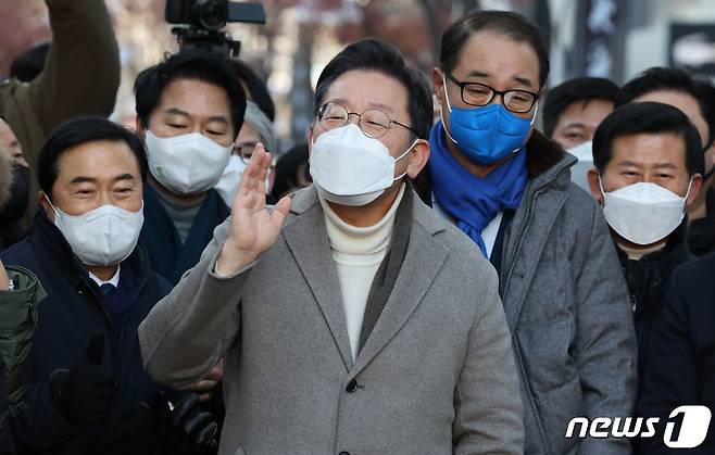 이재명 더불어민주당 대선후보가 14일 오후 인천시 부평구 부평 문화거리를 방문, 즉설연설하고 있다. 2022.1.14/뉴스1 © News1 국회사진취재단