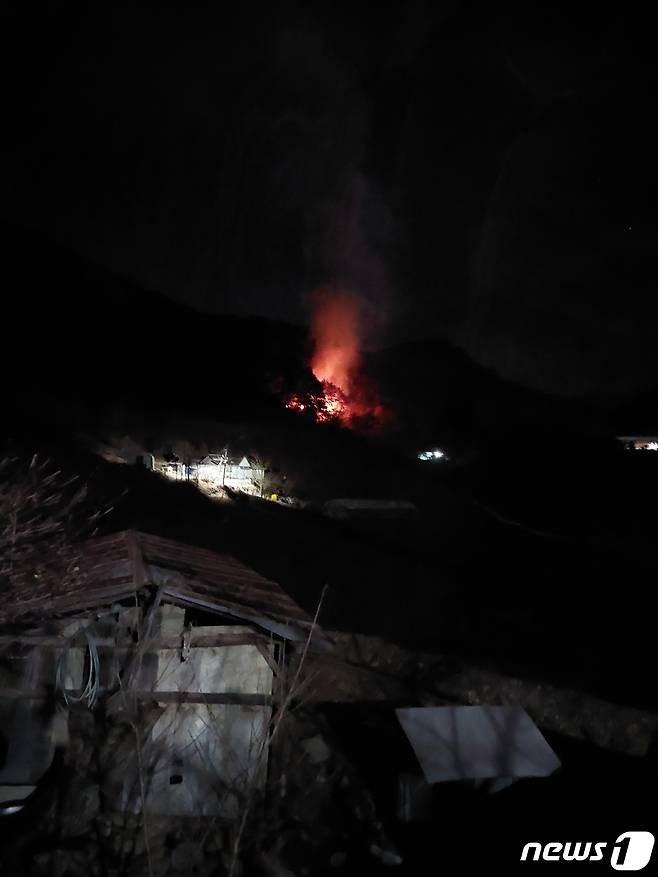 강원 정선 정선읍 귤암리 산불.(산림청 중앙산불방지대책본부 제공) 2022.1.14/뉴스1