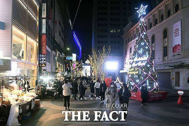 다음주부터 설 연휴까지 3주간 현재의 주요 거리두기 조치가 연장된다. 2021년 12월30일 오후 서울 중구 명동거리가 코로나19 신종 변이 오미크론 확산으로 인한 사회적 거리두기 강화로 한산한 모습을 보이고 있다. /이새롬 기자