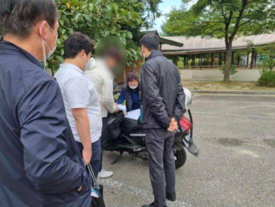 미스터리 쇼핑 수사기법에 의해 파견된 수사요원이 현장에서 불법행위를 적발하고 있다.