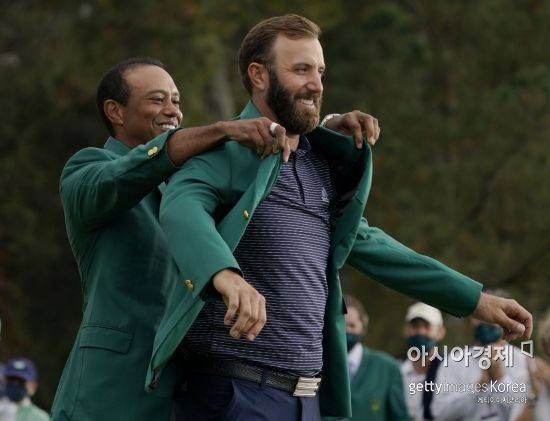 세계랭킹 1위 더스틴 존슨이 지난해 11월 ‘가을 마스터스’ 우승 직후 그린 재킷을 입고 있다.