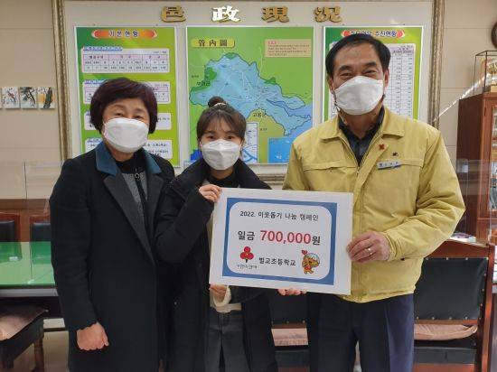 우측 선남규 벌교읍장, 가운데 김유나 학생, 왼쪽 김인옥 교장선생님 (사진=보성군 제공)