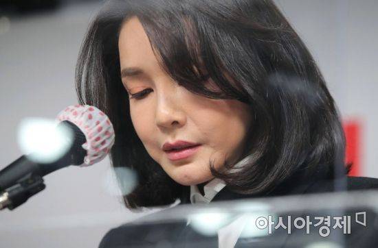 국민의힘 윤석열 대선 후보 부인 김건희 코바나컨텐츠 대표가 지난달 26일 서울 여의도 당사에서 자신의 허위 이력 의혹과 관련해 대국민 사과를 하고 있다. /문호남 기자 munonam@