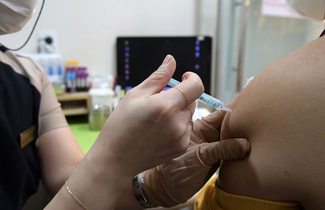 지난해 11월 8일 오전 서울 양천구의 한 병원에서 한 시민이 모더나 백신을 접종하고 있다. ⓒ데일리안 류영주 기자