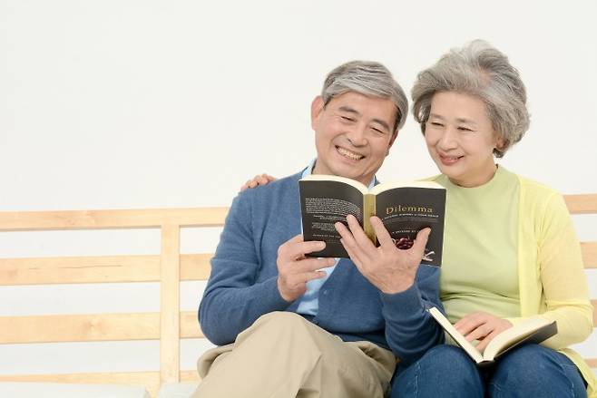 대부분의 뇌 기능이 나이가 들면서 감퇴하는 것과 달리 어휘력은 오히려 증가할 수 있다. 전문가들은 꾸준한 운동으로 체력을 단련하듯 언어능력을 단련해야 한다고 강조한다. 게티이미지뱅크