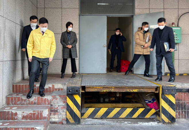 손승현 우정사업본부장(왼쪽 앞)이 14일 오전 서안양우체국을 찾아 시설물 안전을 점검하고 안전사고 예방에 만전을 기할 것을 당부했다.