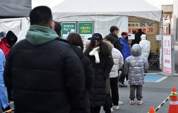 대구시 수성구 보건소 선별진료소에서 시민들이 '코로나19' 진단검사를 받기 위해 대기하고 있다. 사진=뉴시스