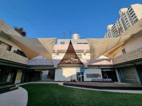 인천시 남동구는 만수동에 있는 장승백이 전통시장에 활력을 불어넣는 사업을 추진한다. 사진은 장승백이시장 문화광장 전경.