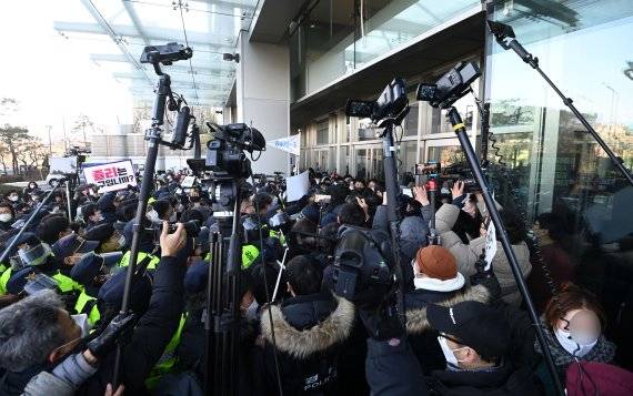 MBC가 윤석열 대선 후보 부인 김건희 씨의 7시간 통화 녹음 내용을 보도할 것이라고 예고한 가운데 14일 오전 국민의힘 김기현 원내대표 등 원내지도부가 서울 상암동 MBC를 항의 방문하고 있다. 2022.1.14/뉴스1 © News1 국회사진취재단 /사진=뉴스1