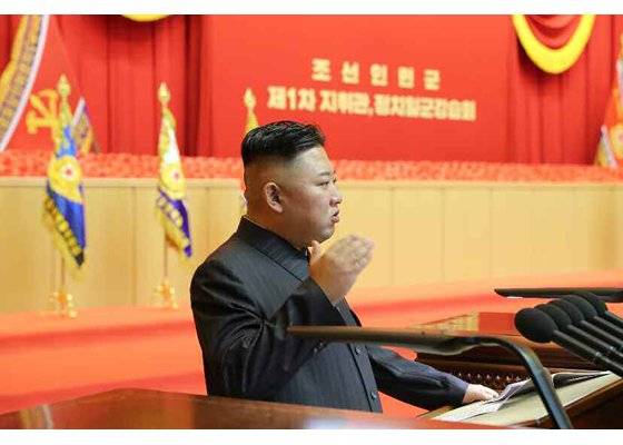 지난해 8월 1일 뒤통수 파스 붙인 김정은. 사진=노동신문 캡처