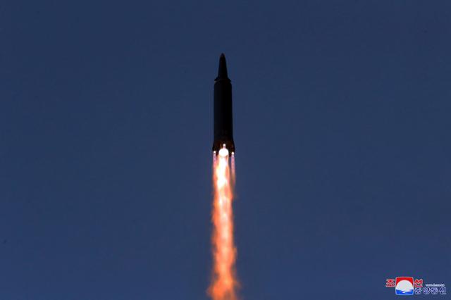 북한 조선중앙통신이 제공한 11일 북한의 탄도미사일 시험발사 모습. 평양=AP 뉴시스