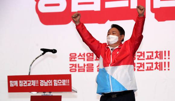 윤석열 국민의힘 대선후보가 14일 경남 창원시 창원컨벤션센터에서 열린 국민의힘 경남 선거대책위원회 필승결의대회에서 연설을 마친 후 당원 환호에 화답하고 있다. [사진=뉴시스]