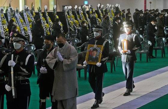 공군 KF-5E 전투기 추락사고로 순직한 고(故) 심정민 소령(29·공사 64기·추서 계급)의 영결식이 엄수된 14일 오전 경기도 수원시 공군 제10전투비행단에서 고인의 유족과 동기생, 동료 조종사 및 부대장병이 참석한 가운데 심 소령의 영정사진이 들어오고 있다. 뉴스1