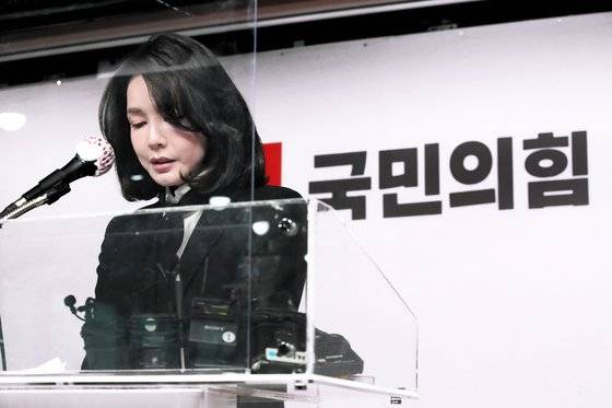 윤석열 국민의힘 대선 후보의 부인 김건희 코바나컨텐츠 대표가 2021년 12월 26일 서울 여의도 국민의힘 당사에서 자신의 허위 이력 의혹과 관련해 입장문을 발표하고 있다. 뉴시스