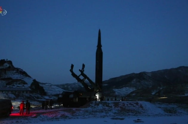 북한이 지난 11일 발사한 극초음속미사일의 발사 준비 모습./ 조선중앙TV=연합뉴스
