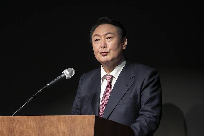 윤석열 국민의힘 대선후보가 지난해 12월 28일 서울 여의도 페어몬트 앰배서더 서울 호텔에서 열린 국가균형발전을 위한 지방소멸대응특별법안 국회발의 간담회에서 축사하고 있다. 윤 후보는 이날 행사장에 입장하며 QR코드 인증 등 코로나19 예방접종 증명 조치를 취하지 않아 방역당국으로부터 과태료 처분을 받게 됐다. [연합]