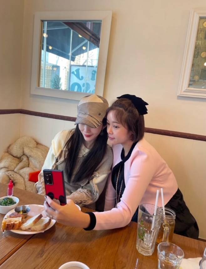 Actor Jeon Hye-bin, Hwang Jung-eum and Shin Joo-ah united.Jeon Hye-bin and Shin Joo-ah posted an authentication shot on their personal SNS on January 14 that they met with acquaintances including Hwang Jung-eum.In the photo, Jeon Hye-bin, Hwang Jung-eum and Shin Joo-ah smile at the camera, revealing their friendship at a restaurant.In another photo, Hwang Jung-eum, Shin Joo-ah are focusing on taking selfies.Jeon Hye-bin added with the photo: Its so cold, its a hundred times colder on a bike, but its still a warm meal and a date thats warm to the back of the chat and the picture.Shin Joo-ah also expressed his affection for Jeon Hye-bin and Hwang Jung-eum, saying, Thank you for your good time, my sister, my mother, and my sister, who have been together for a long time.