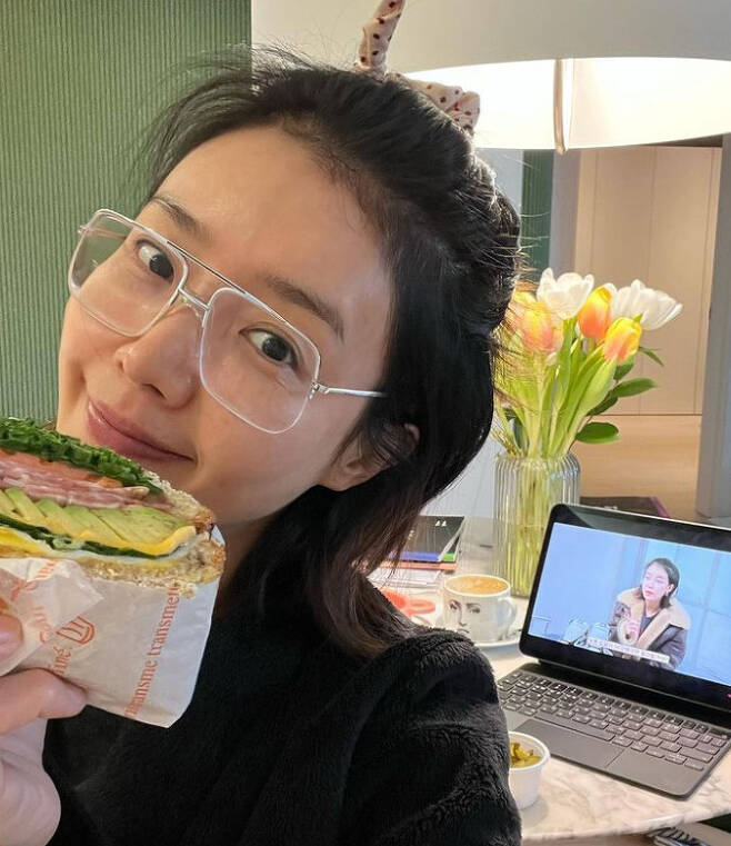 Actor Chae Jung-an has expressed his current status.On January 14, Chae Jung-an posted a picture on his personal instagram with an article entitled Hello! Chae Jung-an TV is eating breakfast, and I am fighting today!In the photo, Chae Jung-an is taking a self-portrait with a sandwich in one hand, a innocent figure, and a sandwich full of vegetables such as avocados.Especially in the morning, he watched his YouTube channel and showed his extraordinary narcissism.Meanwhile, Chae Jung-an is running a YouTube channel.